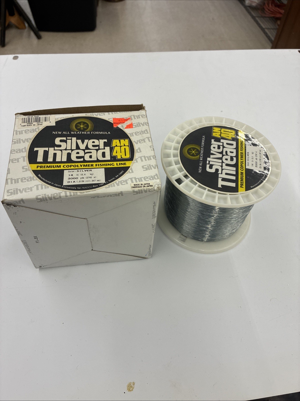 SILVER THREAD ( 3000 YARDS ) OF AN40 10-LB TEST BULK COPOLYMER LINE IN SILVER